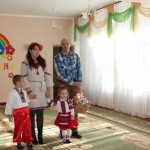 Працівників дитсадка привітала родина Бондаренків символічними подарунками