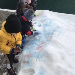 Діти сніг фарбували - його властивості вивчали