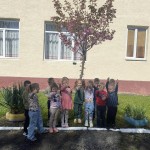 Весняний настрій в Олександрівському ЗДО🌺🌸 На території садочка ми маємо як декоративні дерева так і фруктові, за якими наші діти дуже люблять спостер