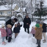 Зима - дуже гарна і весела пора року, особливо, коли лежить сніг. Незважаючи на те, яка погода, ми все одно гуляємо, дихаємо свіжим повітрям, щоб бути