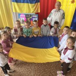 Вихованці різновікової групи (середній , старший вік) - вшанували пам'ять наших захисників ,які захищали і продовжують захищати нашу Україну!